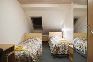 Гостевой дом Posti Hostel Кярдла Двухместный номер с 2 отдельными кроватями и общей ванной комнатой-13