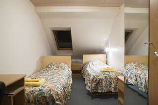 Гостевой дом Posti Hostel Кярдла Двухместный номер с 2 отдельными кроватями и общей ванной комнатой-14