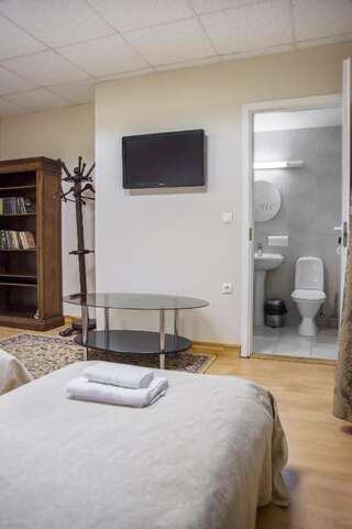 Гостевой дом Posti Hostel Кярдла Двухместный номер с 2 отдельными кроватями, диваном и собственной ванной комнатой-6